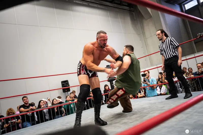 Watschclub Wrestling Performance at Vienna ComicCon 2022: Intense Confrontation