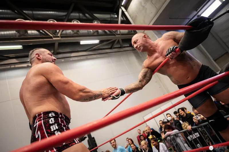 Watschclub Wrestlers Engage in Intense Confrontation at Vienna ComicCon 2022