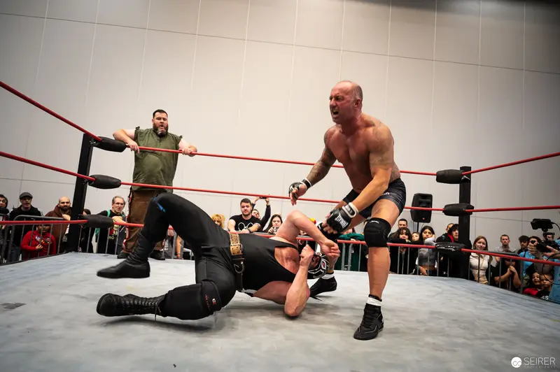 Watschclub Wrestling Performance at Vienna ComicCon 2022: Dramatic Ring Confrontation