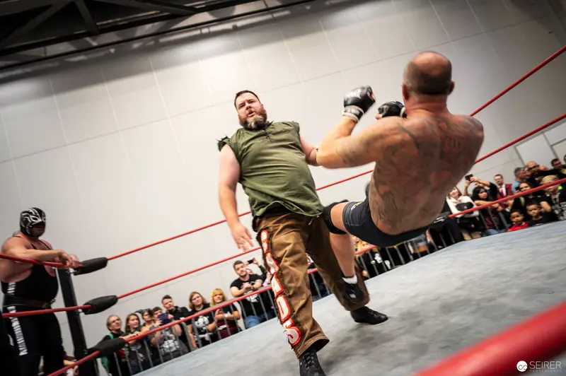 Watschclub Wrestling Performance at Vienna ComicCon 2022: Mid-Action Confrontation