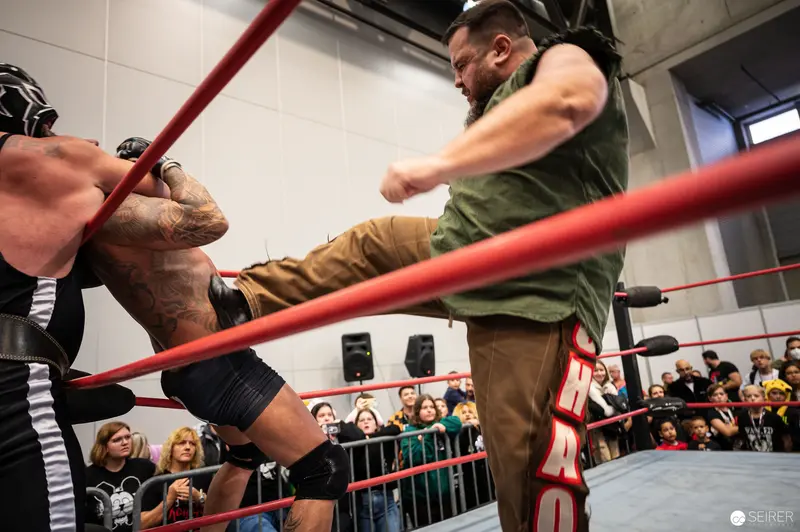 Watschclub Wrestlers Engage in Dynamic Combat at VIECC 2022 Performance