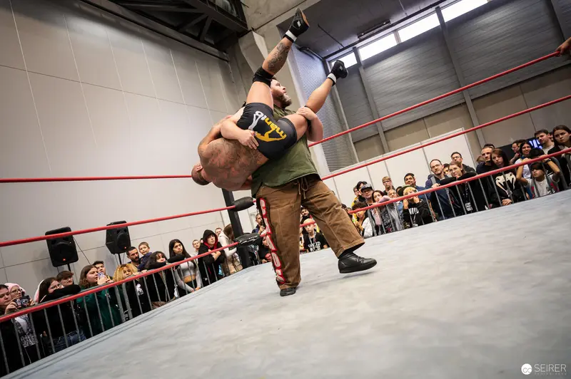 Watschclub Wrestler Performs Dynamic Throw at Vienna ComicCon 2022