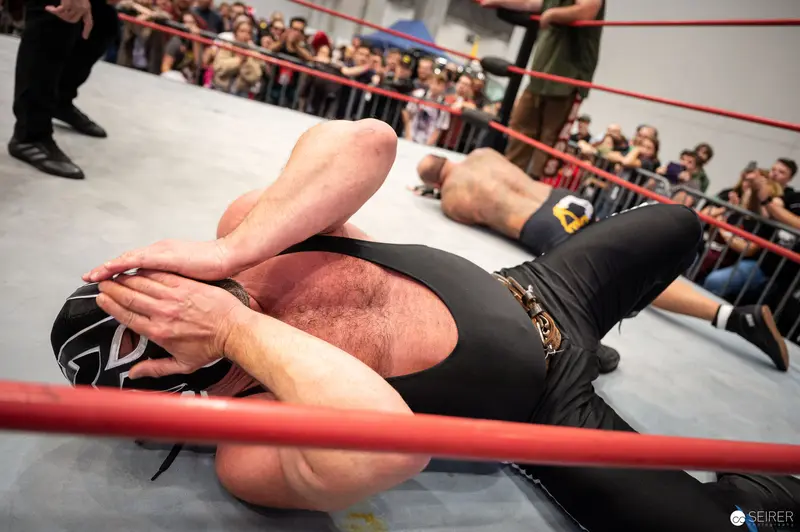 Watschclub Wrestling Performance at Vienna ComicCon 2022: Intense Grappling Moment