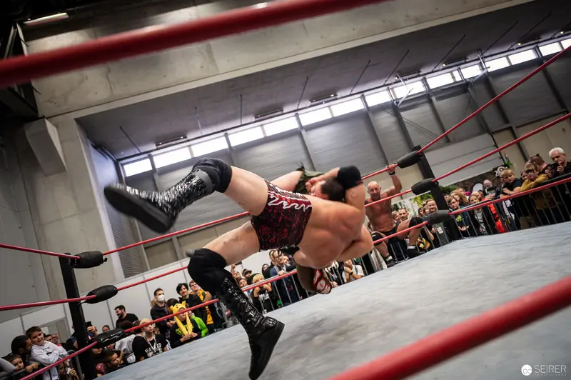 Watschclub Wrestler Mid-Flight at Vienna ComicCon 2022 Wrestling Performance