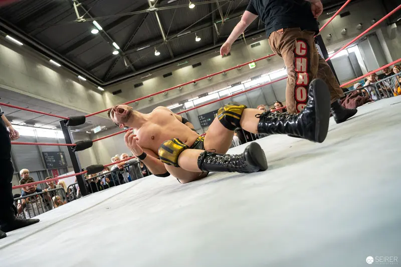Watschclub Wrestling Performance at Vienna ComicCon 2022: Dramatic Ring Moment