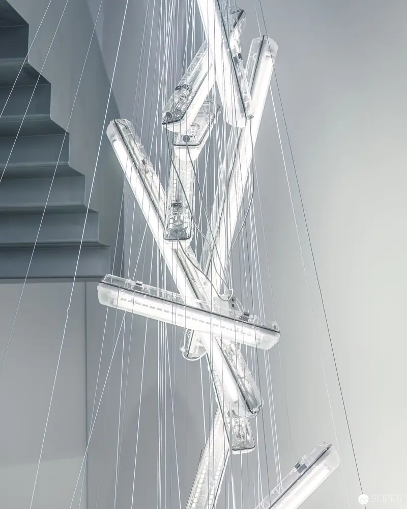 Suspended Linear Light Structures in Monochromatic Exhibition Space