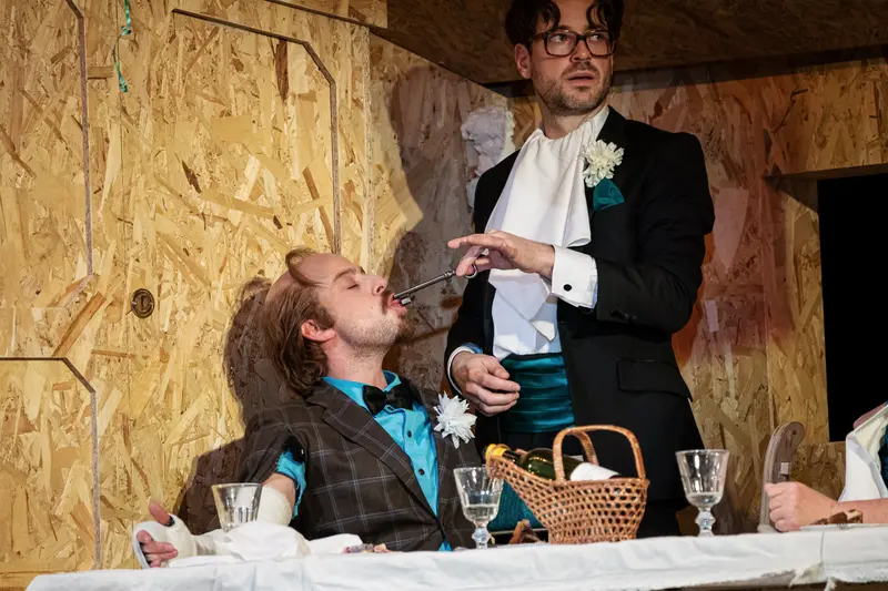 Brecht's Kleinbürgerhochzeit: Theatrical Scene of Dining and Performance at Kammerspielen