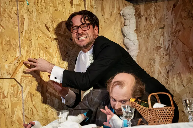 Brecht's Kleinbürgerhochzeit: Dramatic Staging at Josefstadt Kammerspielen