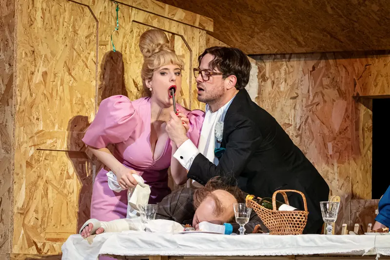 Brecht's Kleinbürgerhochzeit Scene at Josefstadt Kammerspielen: Intimate Moment at the Table
