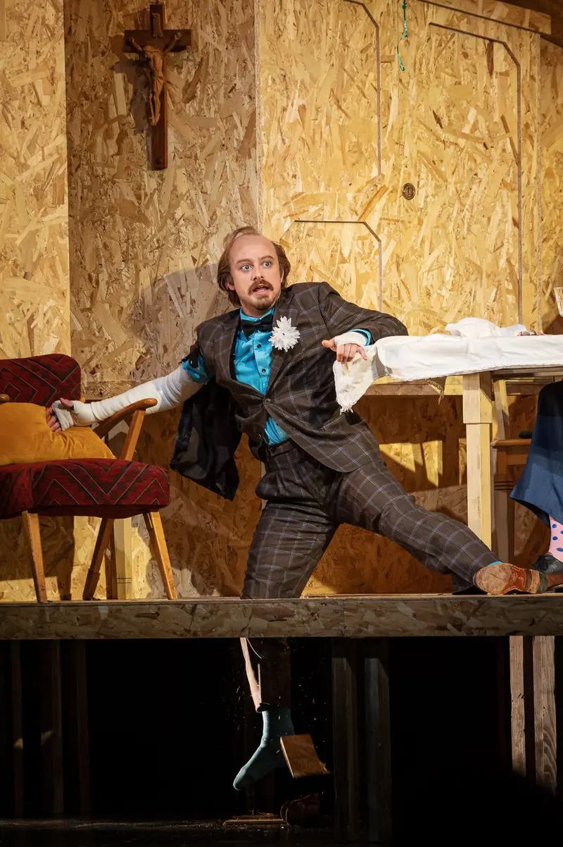 Brecht's "Kleinbürgerhochzeit" - Dramatic Scene at Josefstadt Kammerspielen