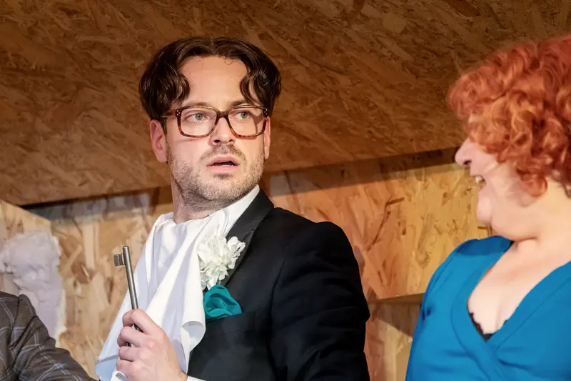 Brecht's "Kleinbürgerhochzeit" at Josefstadt Kammerspielen: Theatrical Moment of Tension