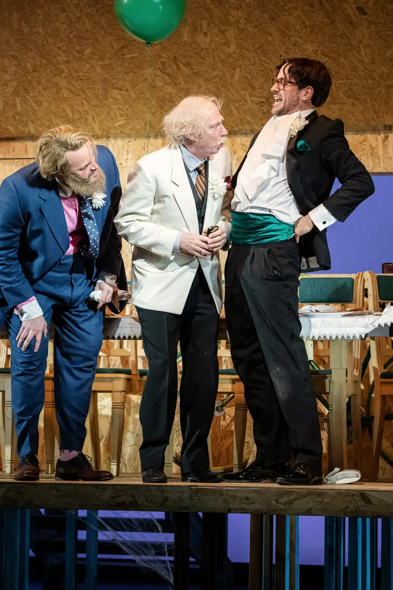 Bertolt Brecht's "Kleinbürgerhochzeit" at Josefstadt Kammerspielen, Three Actors Interacting