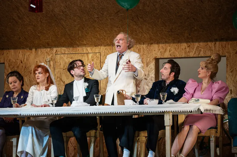 Brecht's Kleinbürgerhochzeit: Theatrical Staging at Josefstadt Kammerspielen