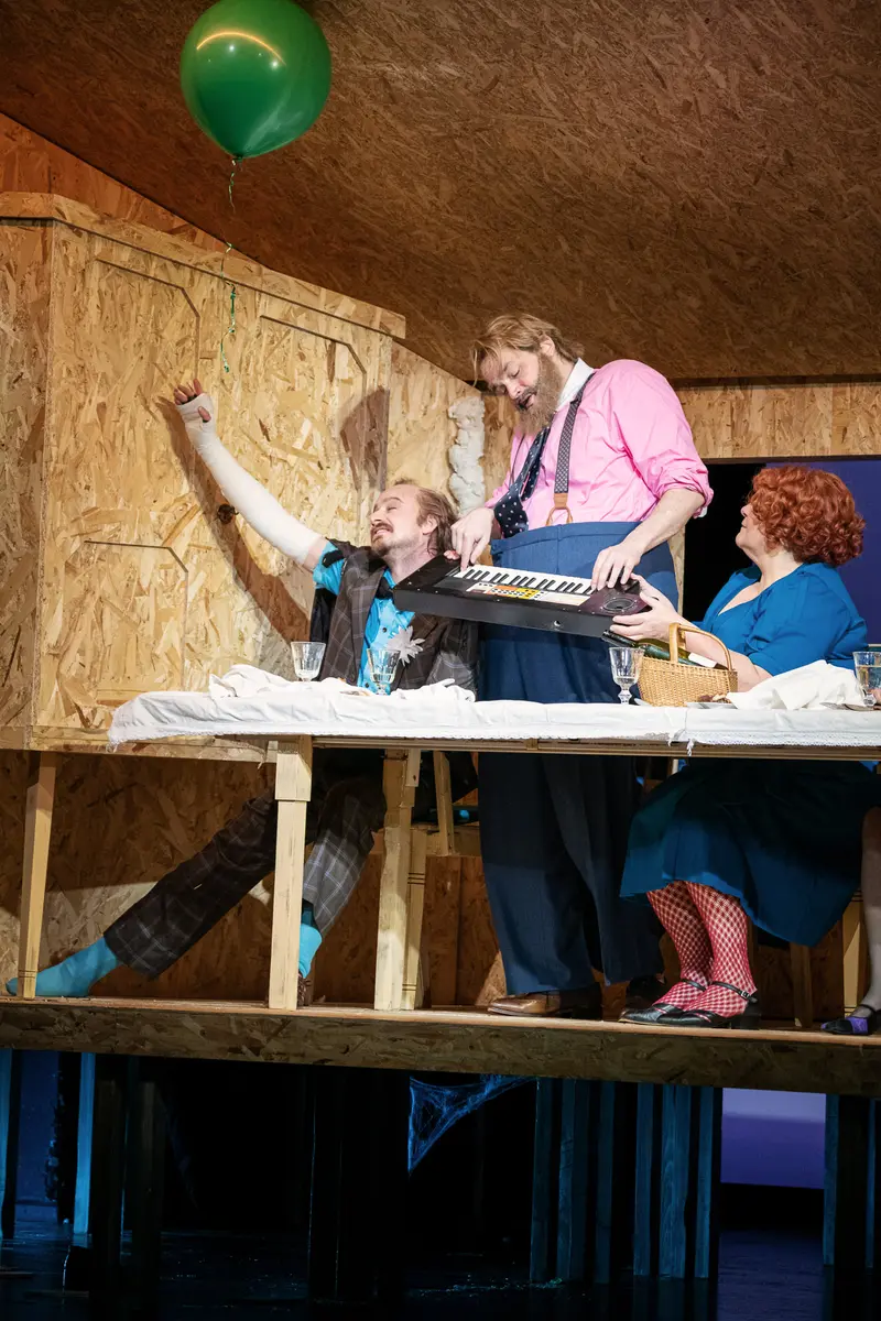 Brecht's "Kleinbürgerhochzeit": Theatrical Scene of Exaggerated Emotion at Kammerspielen