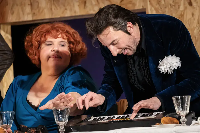 Brecht's Kleinbürgerhochzeit: Intimate Moment at Josefstadt Kammerspielen
