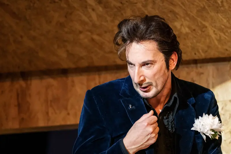 Dramatic Portrait in Blue Velvet from Bertold Brecht's "Kleinbürgerhochzeit"