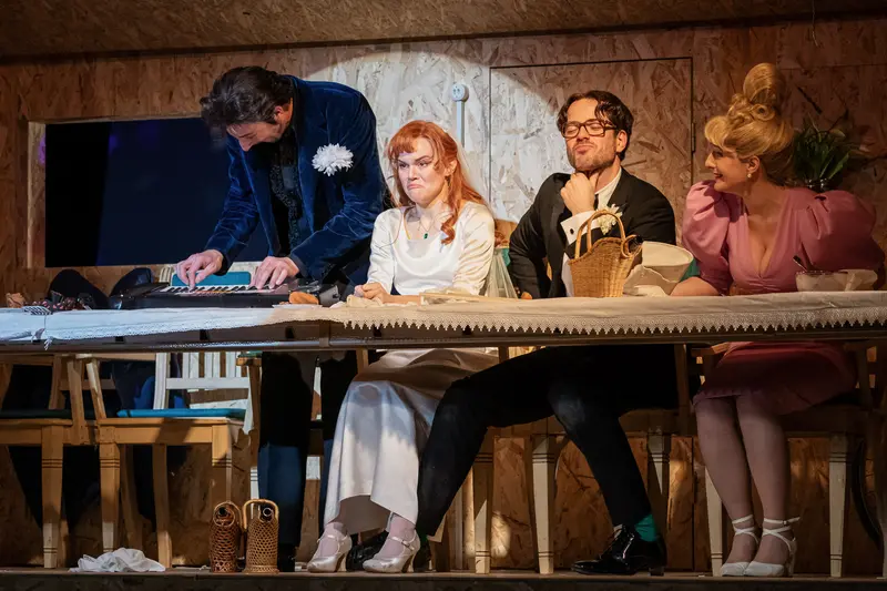 Bertolt Brecht's "Kleinbürgerhochzeit" at Josefstadt Chamber Theatre