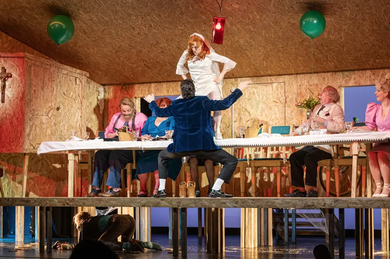 Bertolt Brecht's "Kleinbürgerhochzeit" at Josefstadt Chambers: Theatrical Staging