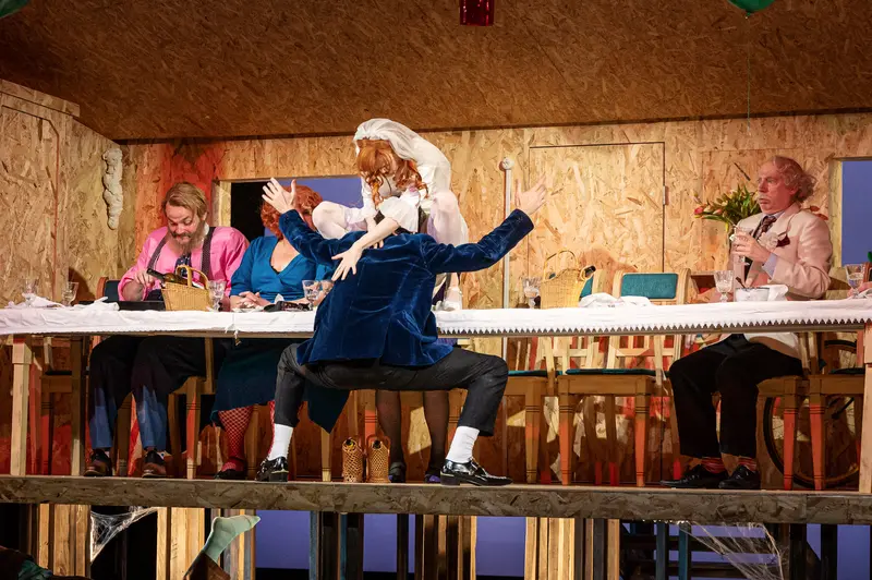 Bertolt Brecht's "Small Bourgeois Wedding" Staged at Josefstadt Chamber Theater