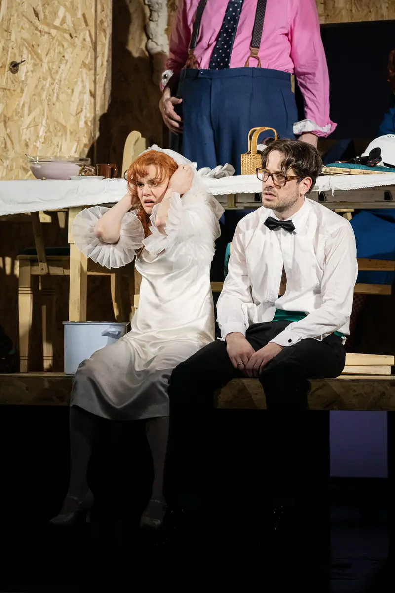Brecht's Kleinbürgerhochzeit: Actors in Tense Theatrical Tableau at Josefstadt Kammerspielen