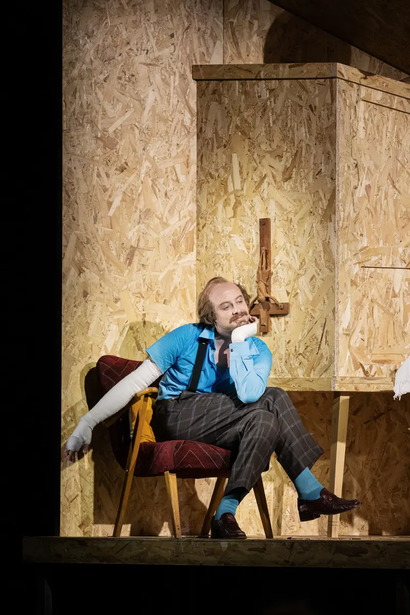 Brecht's Kleinbürgerhochzeit: Weary Actor in Blue Jacket at Kammerspielen der Josefstadt