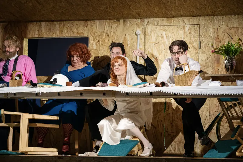 Bertolt Brecht's "Kleinbürgerhochzeit" Staged at Kammerspielen der Josefstadt