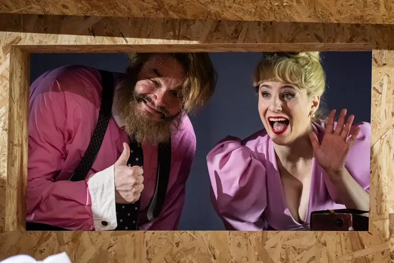 Brecht's Kleinbürgerhochzeit: Theatrical Portrayal of Exaggerated Domestic Comedy
