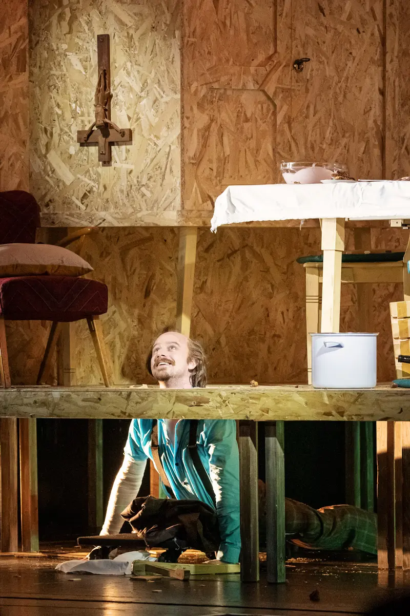 Brecht's "Kleinbürgerhochzeit" at Josefstadt Kammerspielen: Performer Beneath Table
