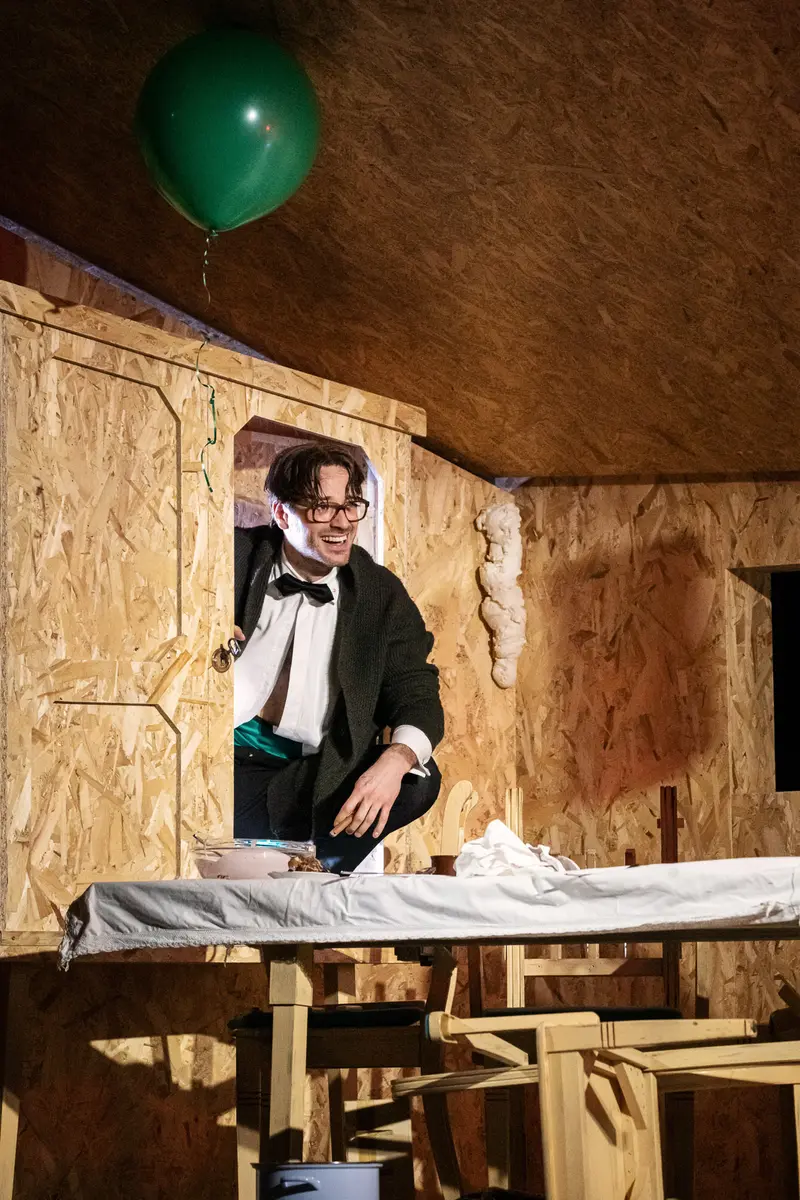 Brecht's "Kleinbürgerhochzeit" at Kammerspiele der Josefstadt: Theatrical Staging with Green Balloon