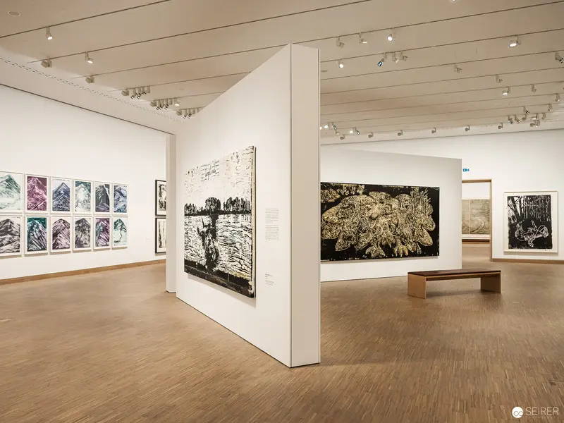 Diverse Print Techniques Showcased in "Andy Warhol bis Damien Hirst" Exhibition