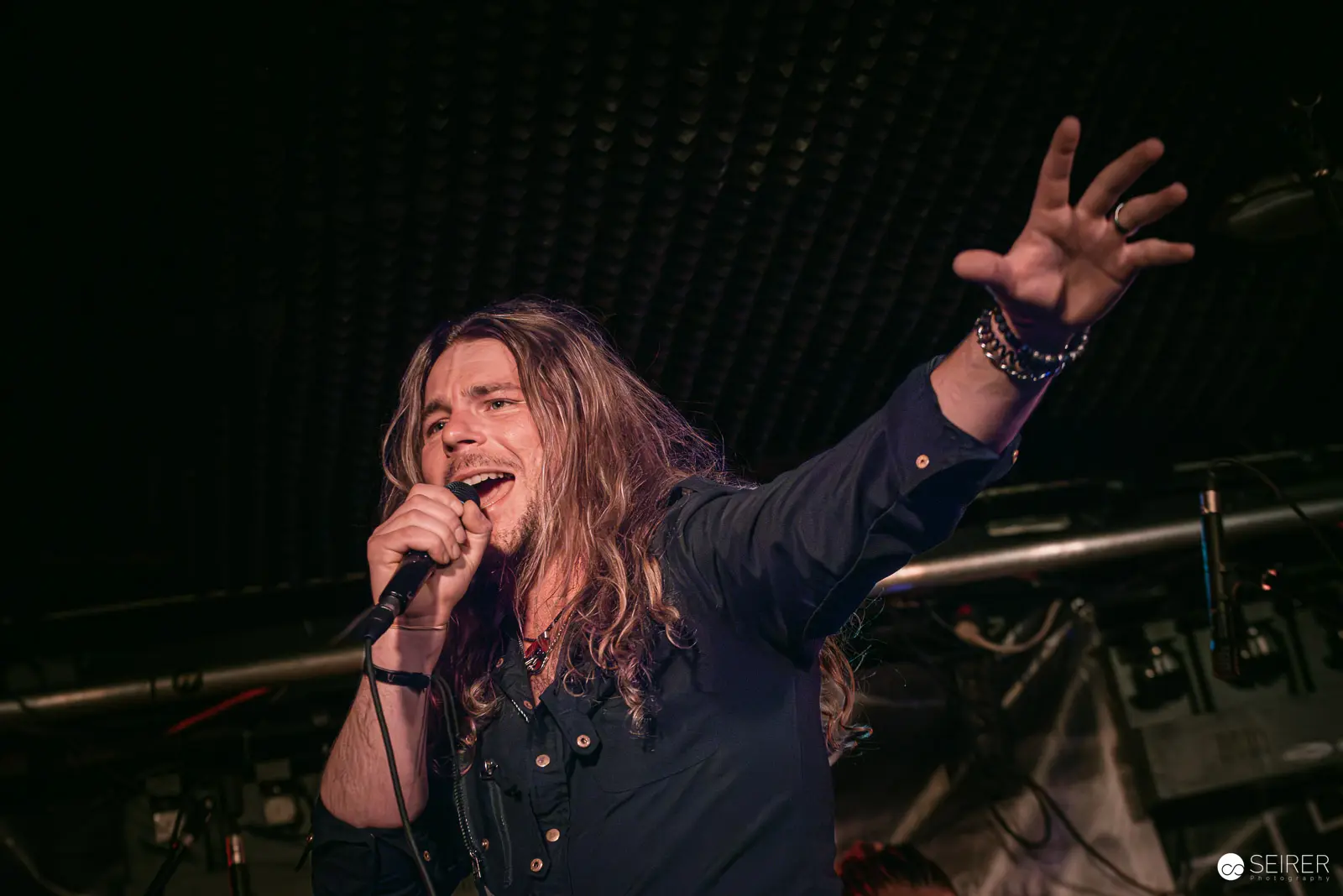 Intense Performance by Erin at Replugged Vienna with Passionate Vocal Delivery