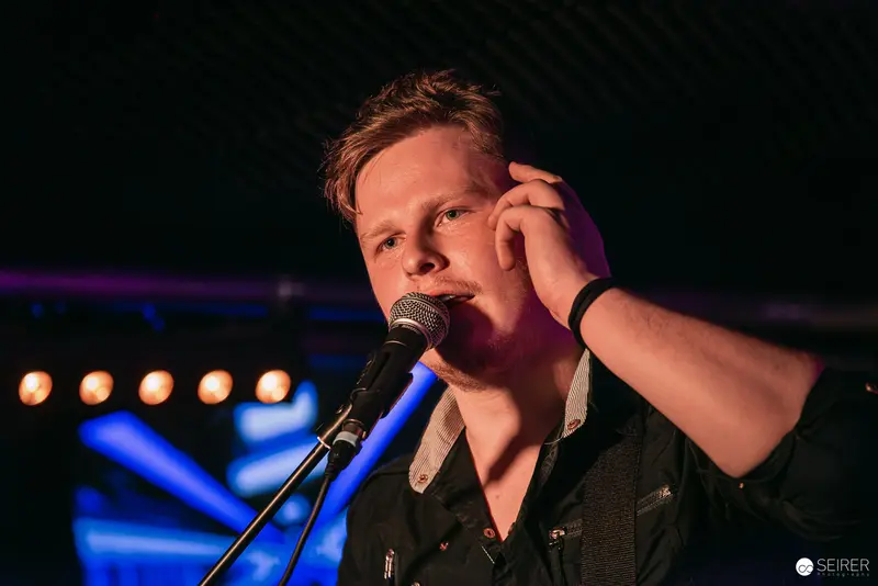 Erin Performing Intense Vocal Set at Replugged Vienna with Dramatic Lighting