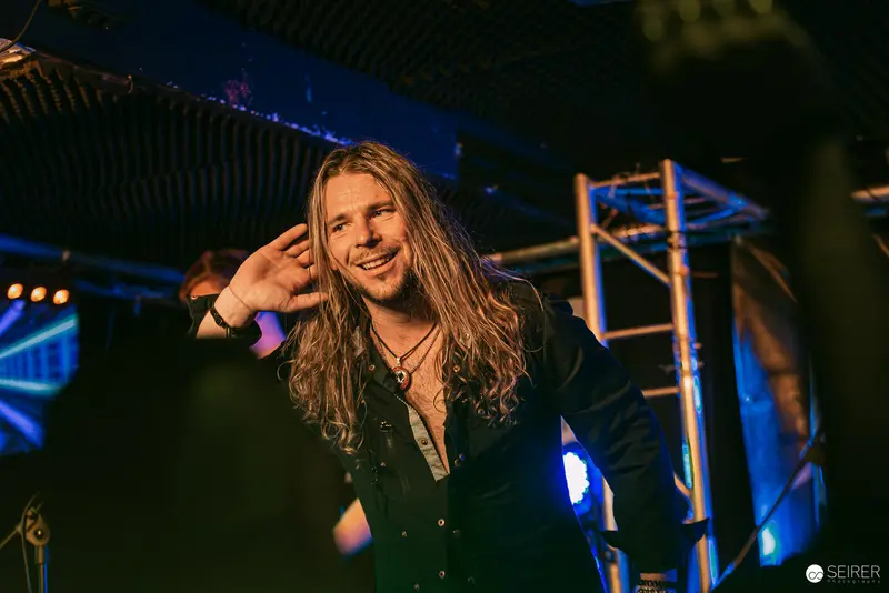 Erin Performing at Replugged Vienna with Exuberant Stage Presence