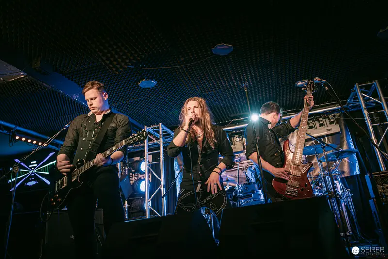 Erin and Band Performing Dynamic Rock Set at Replugged Vienna