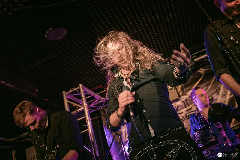 Erin Performing Dynamic Rock Concert at Replugged Vienna with Intense Stage Presence