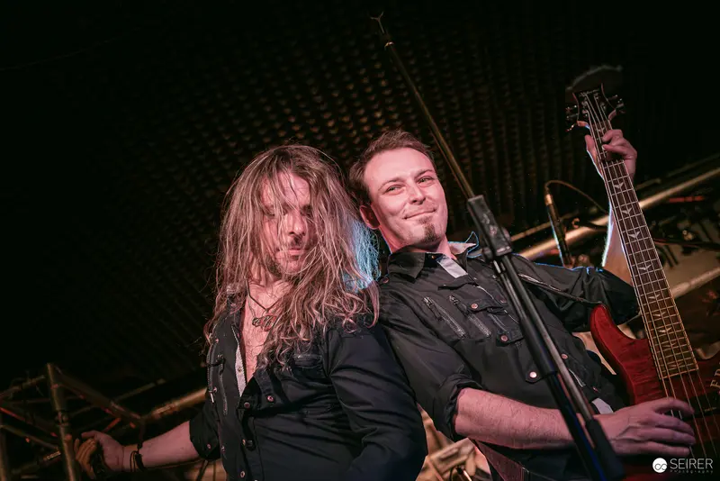 Erin and Bandmate Performing at Replugged Vienna with Intense Energy