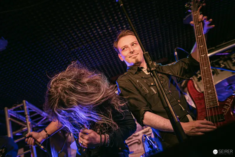 Erin at Replugged Vienna: Energetic Rock Performance with Dynamic Hair Movement