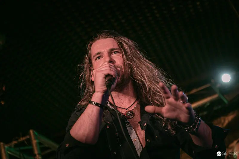 Erin Performing Intense Vocal Performance at Replugged Vienna Concert