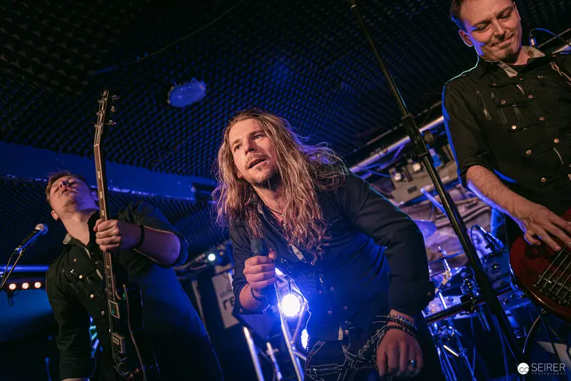 Erin Performing Intense Rock Set at Replugged Vienna with Passionate Stage Presence