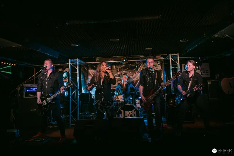 Erin and Band Performing Energetic Set at Replugged Vienna Concert