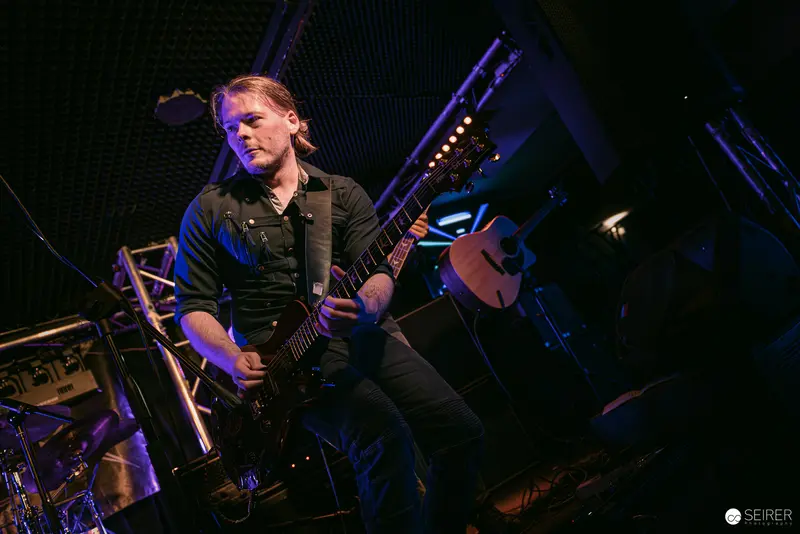 Erin Performing Intense Guitar Solo at Replugged Vienna Concert