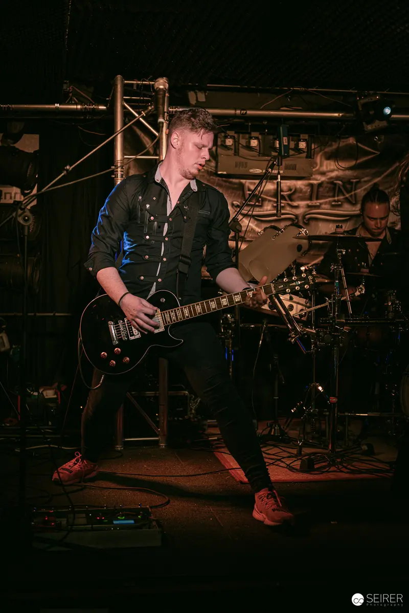Erin's Intense Electric Guitar Performance at Replugged Vienna