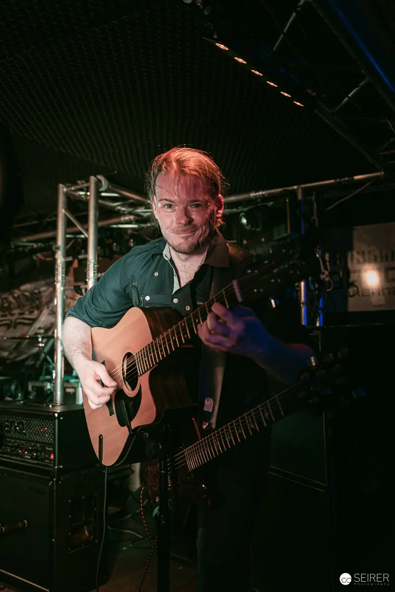 Erin Performing Acoustic Guitar at Replugged Vienna Live Music Event