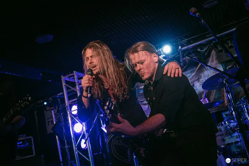 Erin at Replugged Vienna: Emotional Duet Under Blue Stage Lights