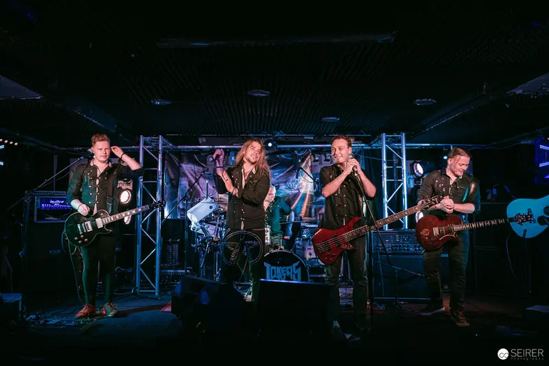 Erin and Replugged Perform High-Energy Rock Set at Vienna Venue