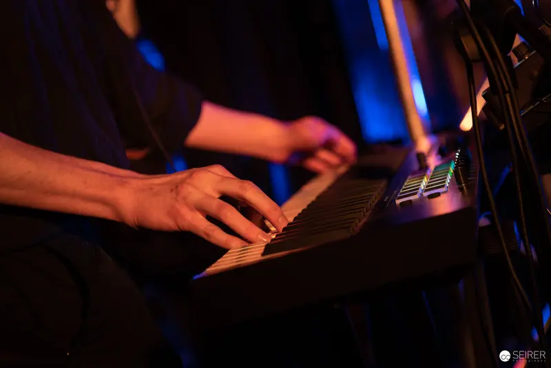 Hands on Keyboard: Extreme Mind's Electrifying Performance at Replugged