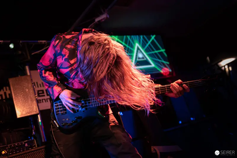 Extreme Mind's Intense Bass Performance at Replugged, Dramatic Stage Lighting