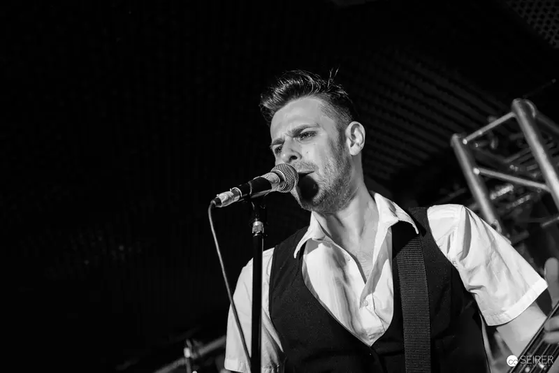 Lead Singer of Jokers IV Performing Intense Vocal Set at Replugged, Vienna
