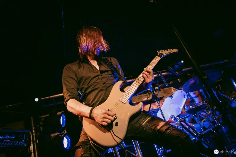 Jokers IV Guitarist Performs Intense Electric Set at Replugged, Vienna