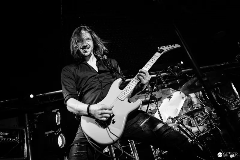 Jokers IV Guitarist Performing with Intense Energy at Replugged, Vienna
